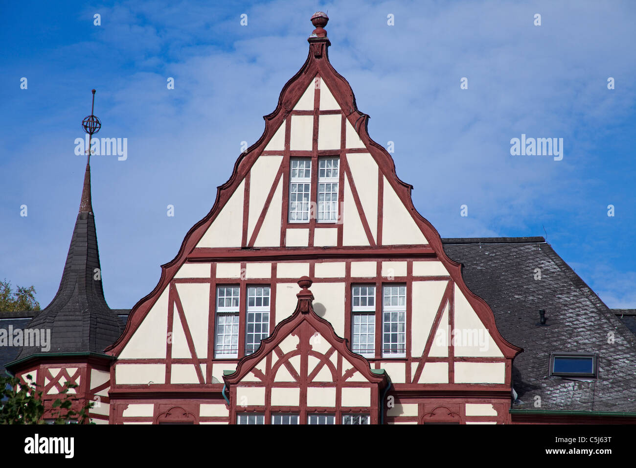 Fachwerkhaus am Marktplatz, historischer Stadtkern, Bernkastel-Kues, Half-timbered houses, market square, gable, old town Stock Photo