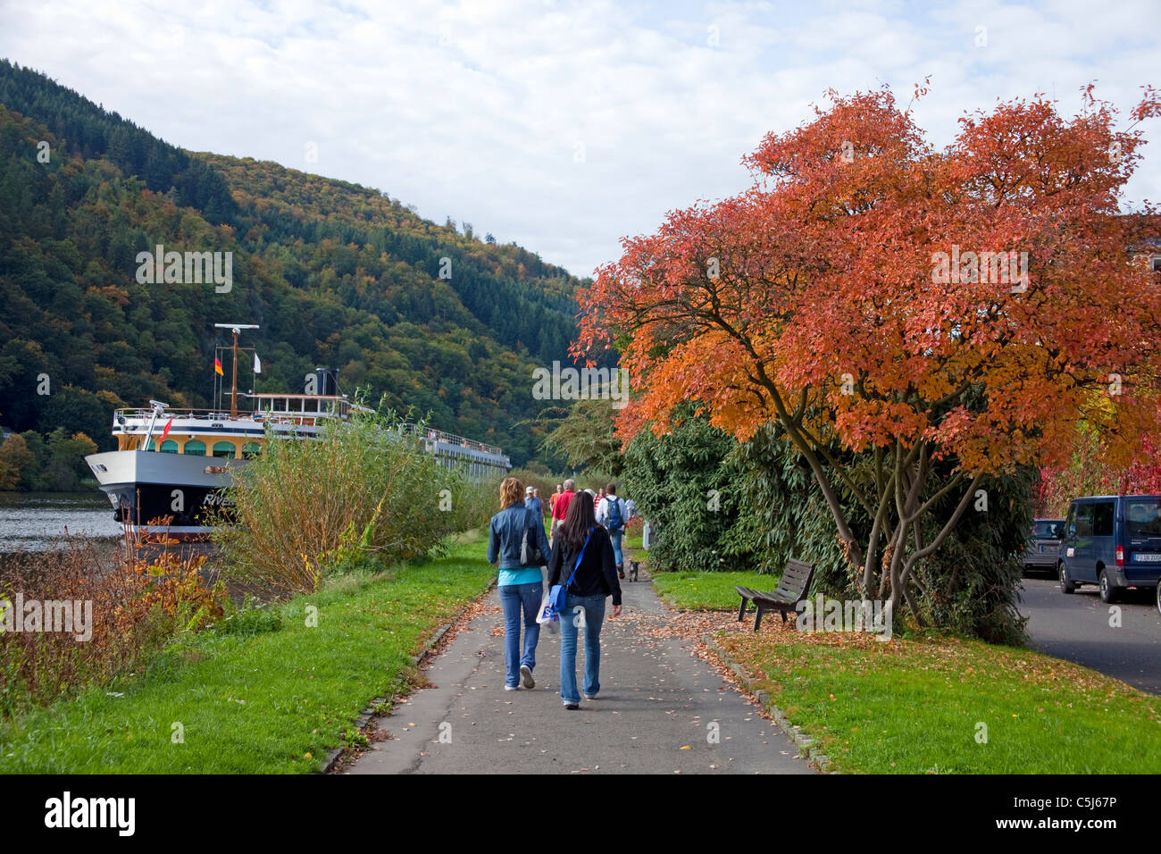 Herbstimmung, Menschen der Moselpromenade, Moselschiff, Traben-Trarbach, Mosel, Autumn, people walking at the Moselle promenade Stock Photo