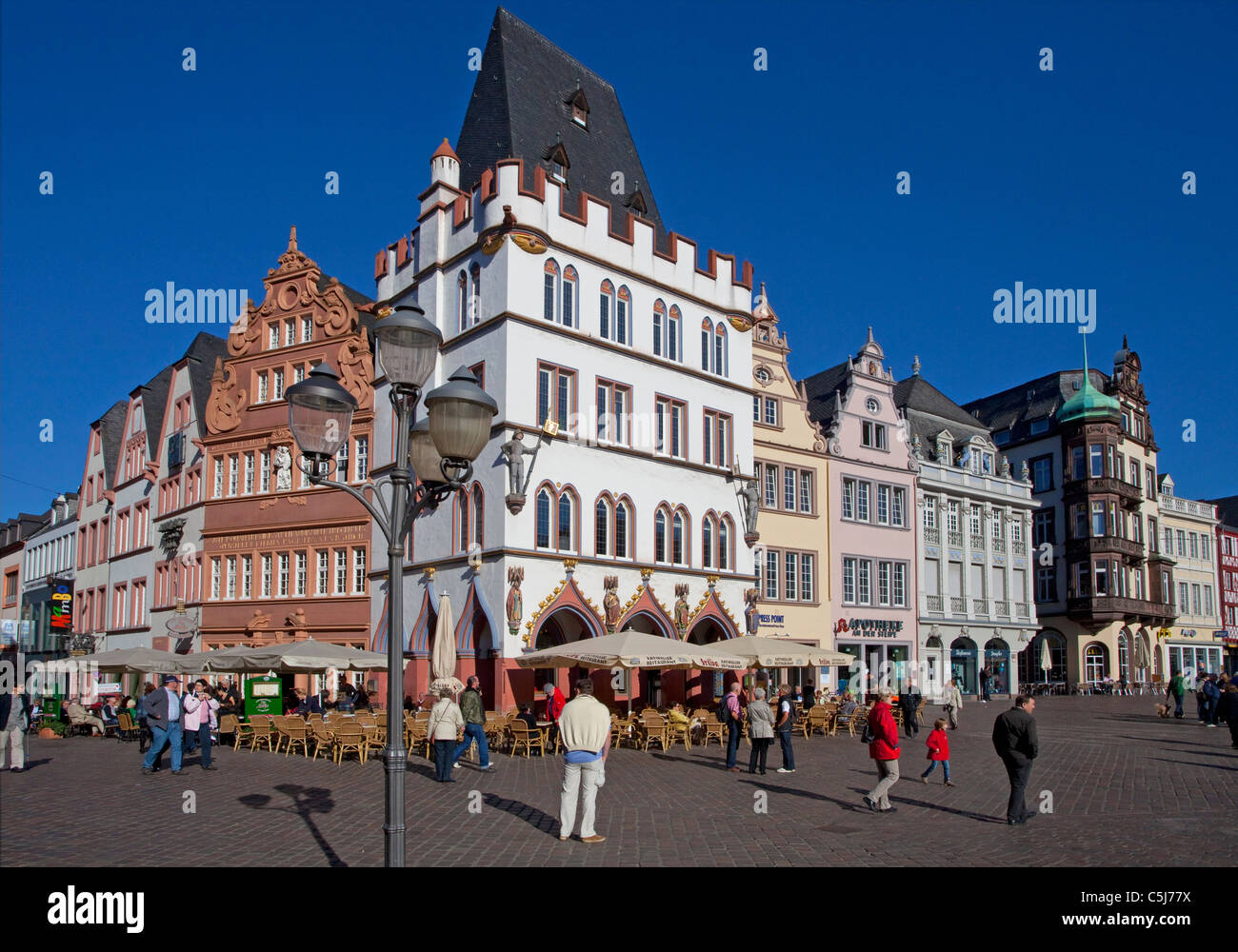 Hauptmarkt von Trier, Ratskeller, links das rote Haus,Trier, Main market place, Trier Stock Photo