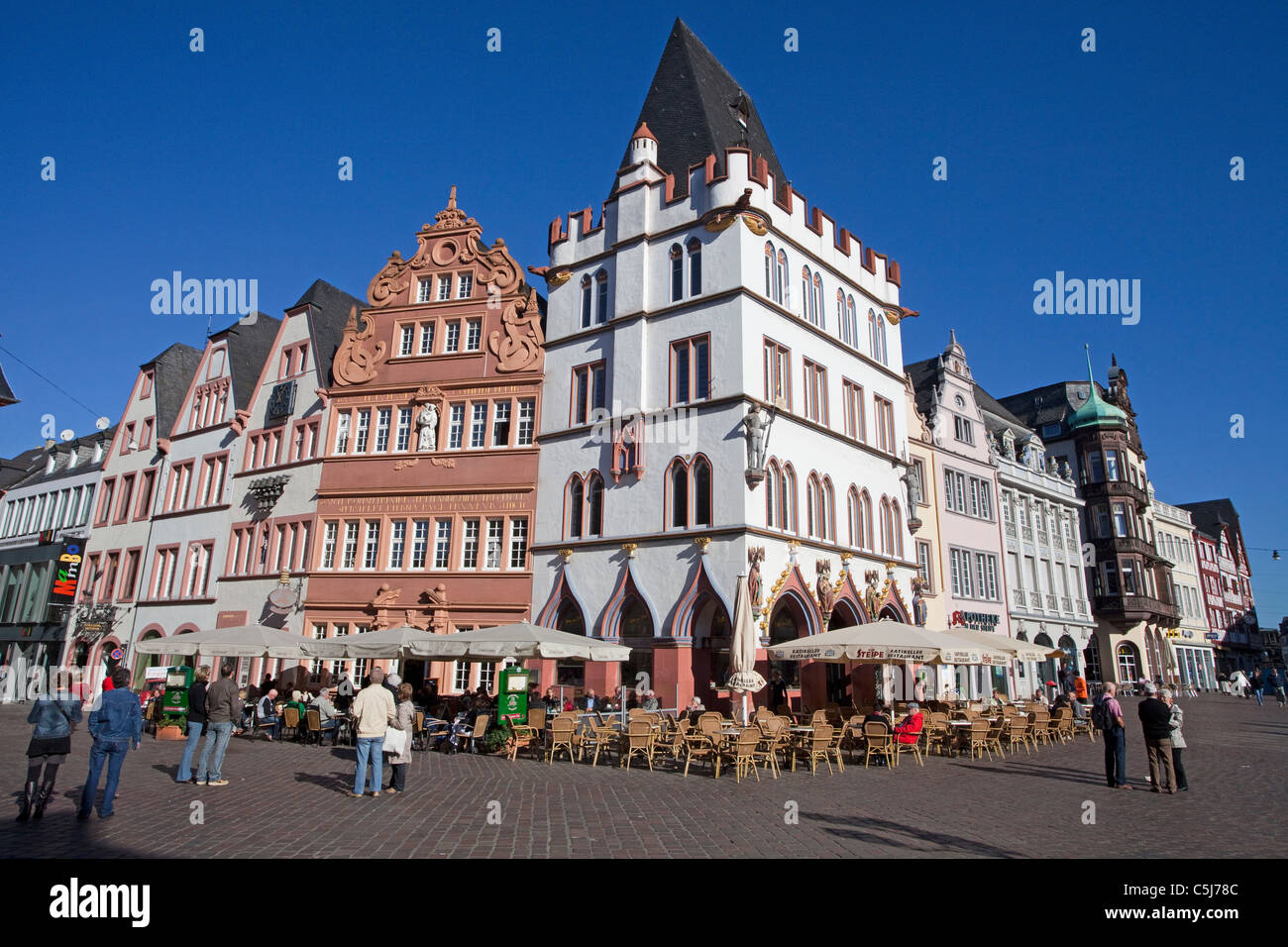 Hauptmarkt von Trier, Ratskeller, links das rote Haus,Trier, Main market place, Trier Stock Photo