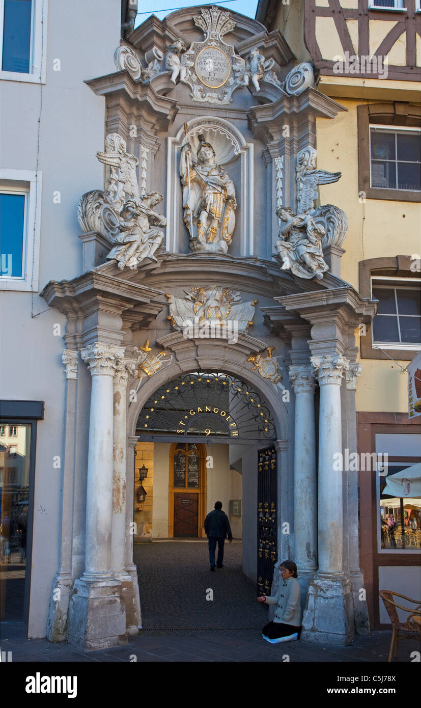 Knieende Bettlerin am Eingang zur Marktkirche St. Gangolph, am Hauptmarkt von Trier, Stock Photo