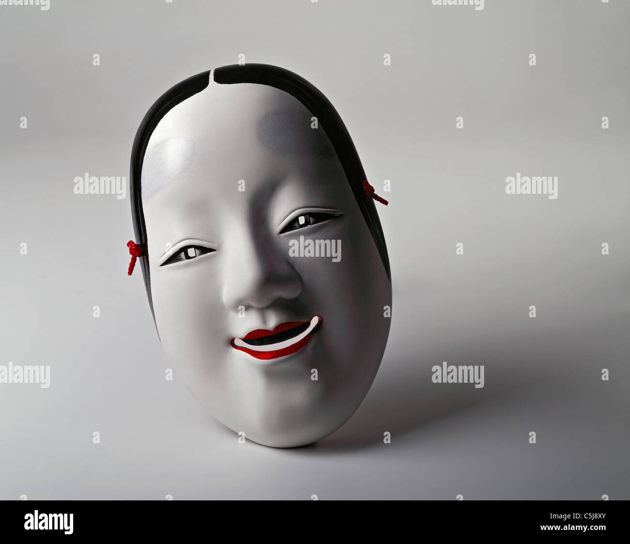 Japanese noh mask hi-res stock photography and images - Alamy
