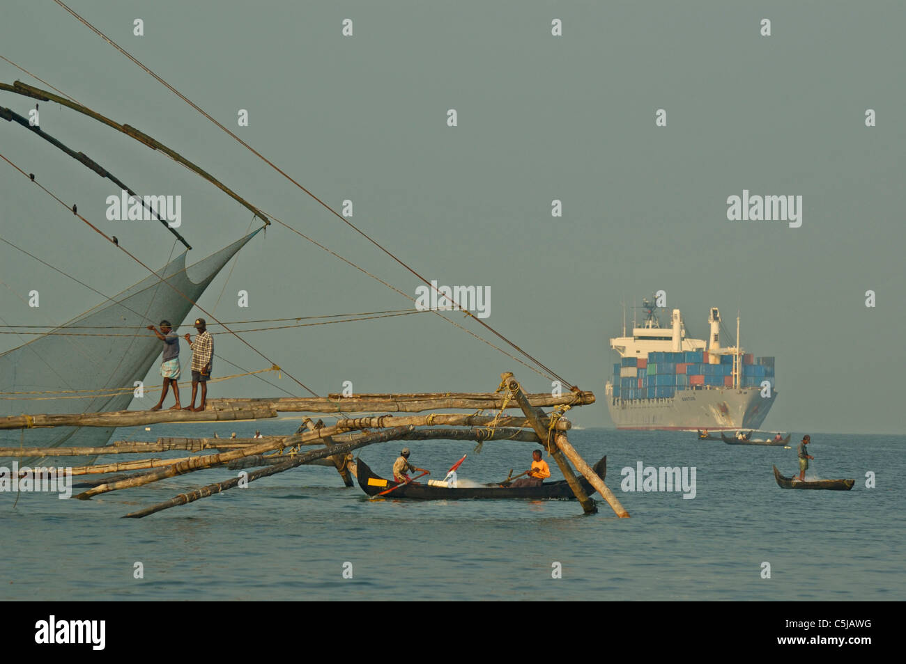 Indian fishermen working their old fashioned chinese style fishing nets in Fort Cochin (Fort Kochi), Cochin, Kerala 2005. In Stock Photo