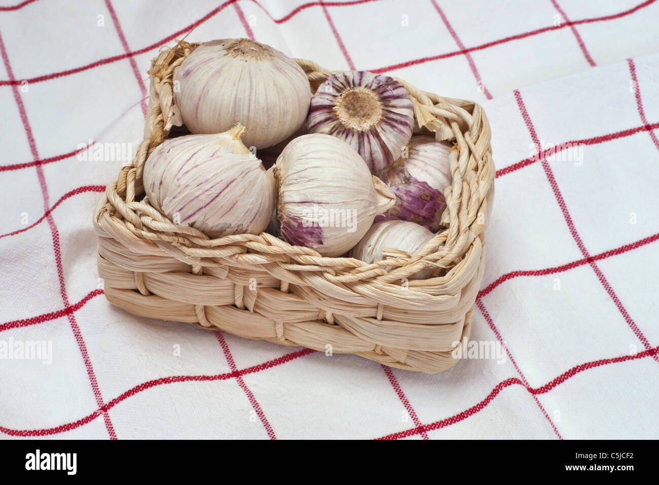 ein Körbchen mit Knoblauchknollen | a small basket of garlic Stock ...