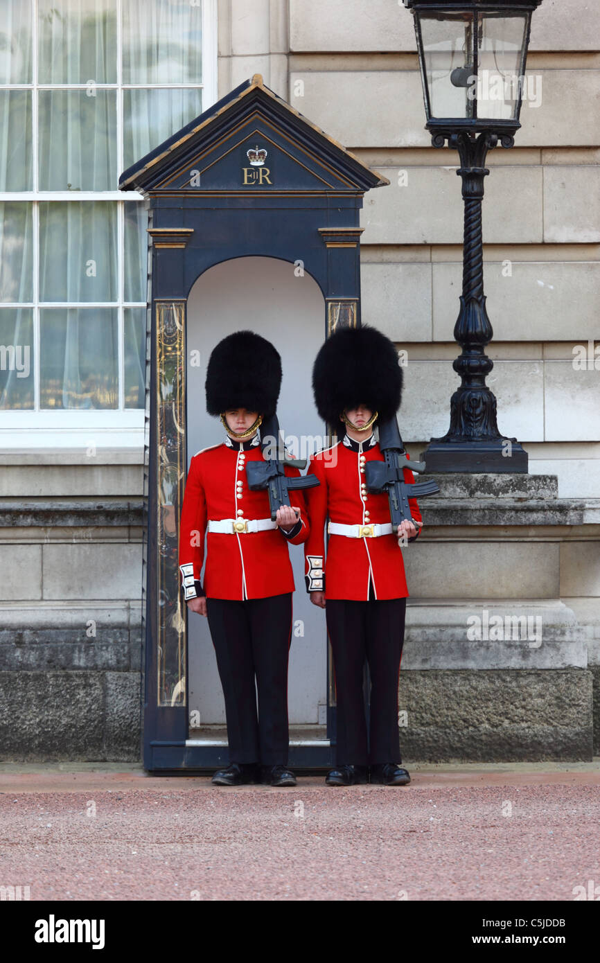 Two Scots Guards of Royal Queen's Guards outside a sentry box, Buckingham Palace, London, England Stock Photo