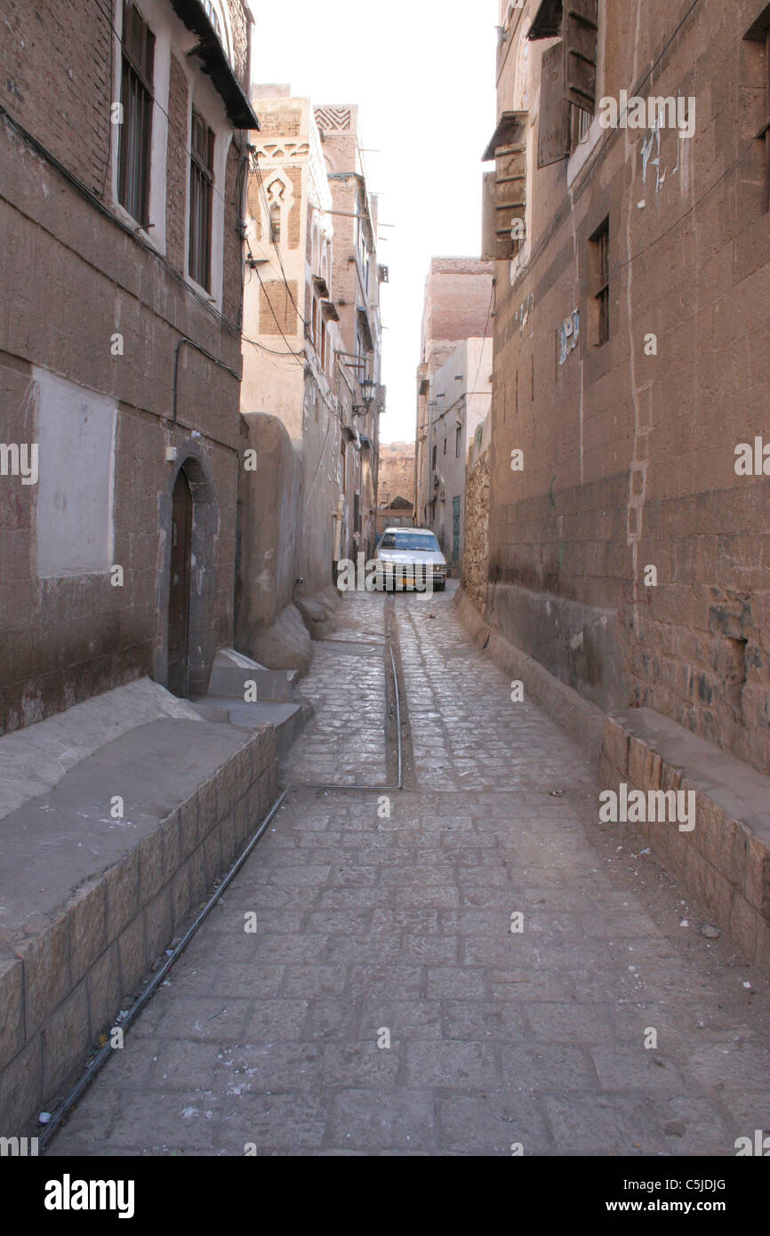 Narrow alley in Sanaa, Yemen Stock Photo