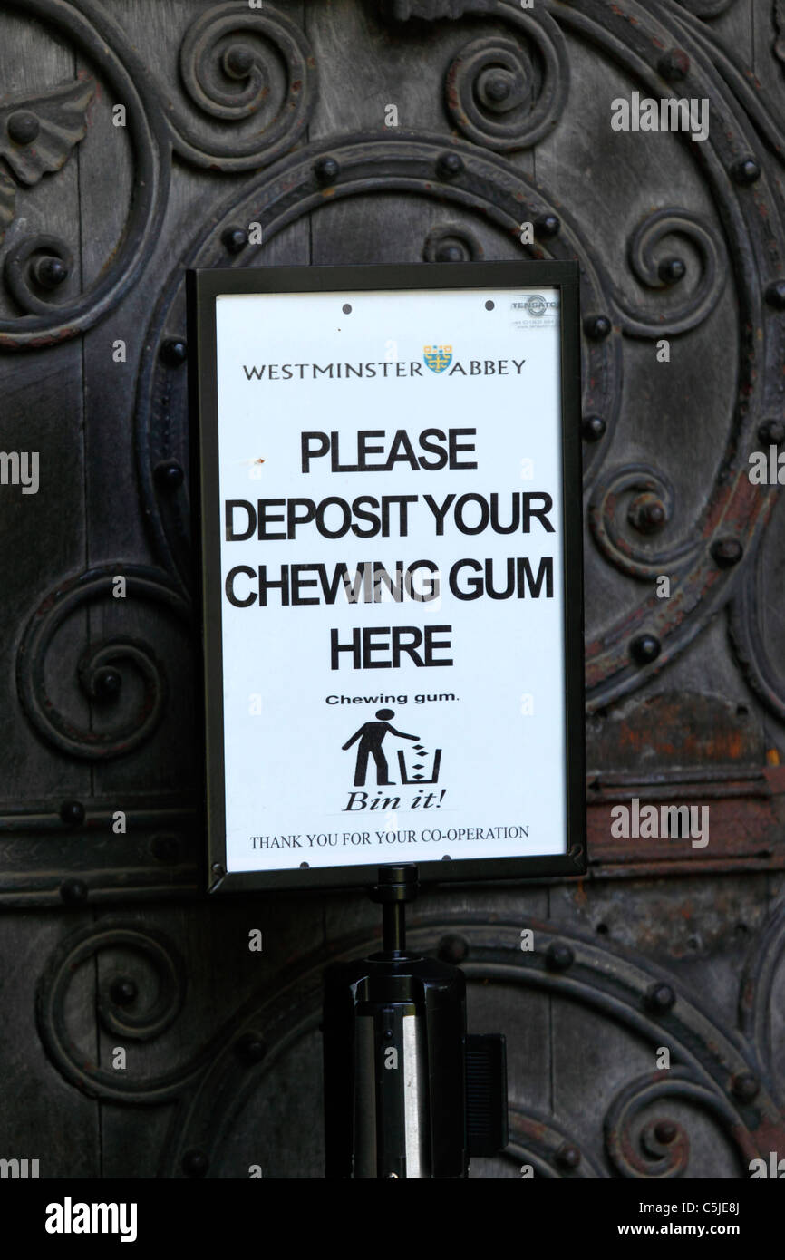 Please Deposit Your Chewing Gum Here sign outside entrance to Westminster Abbey, London, England Stock Photo