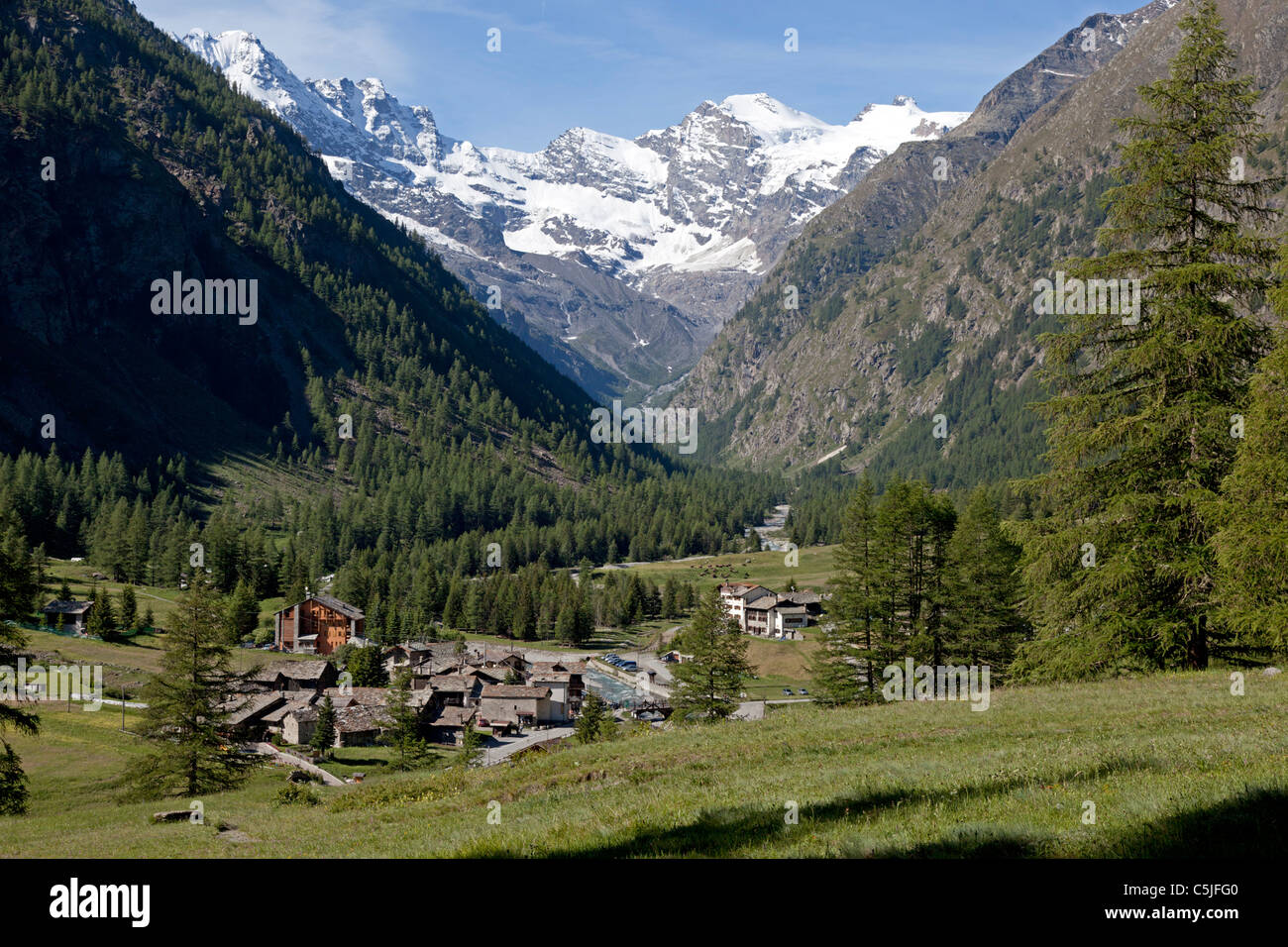 Valnontey, a small village near Cogne, in the Big Paradise National Park (Italy)  Valnontey, petit village des Alpes Italiennes Stock Photo