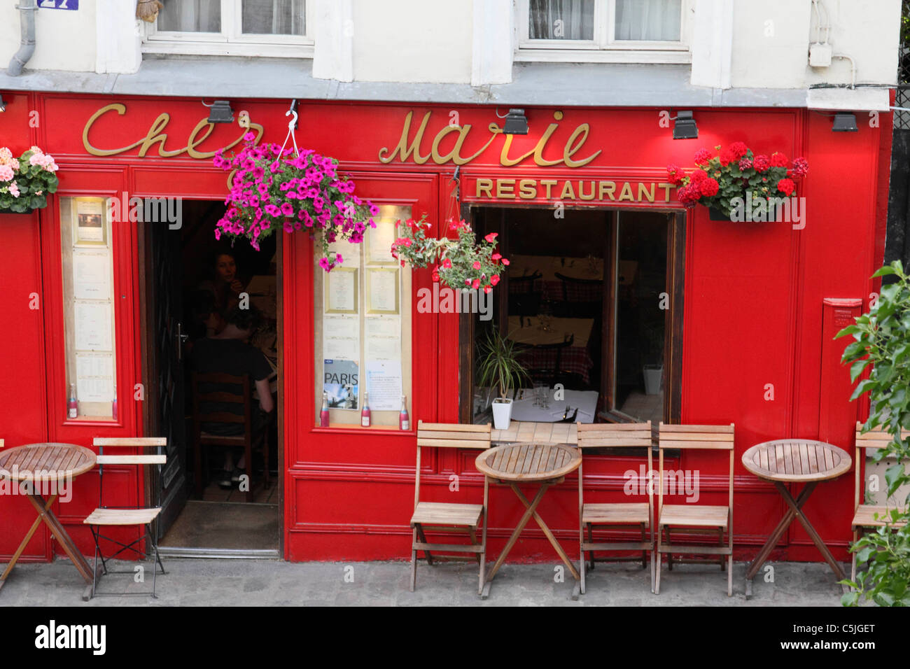Restaurant in Montmartre Paris Stock Photo Alamy
