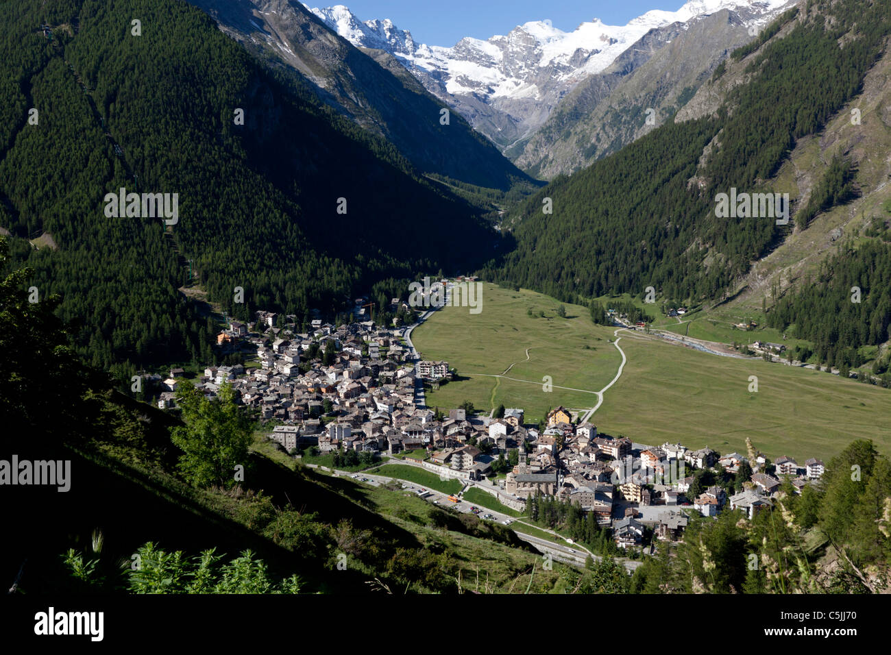A high angle shot on the small village of Cogne (Italian Alps). Vue en plongée sur le petit village de Cogne (Alpes Italiennes). Stock Photo
