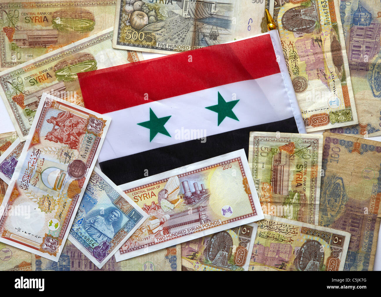 Syrian flag and Syrian banknotes Stock Photo