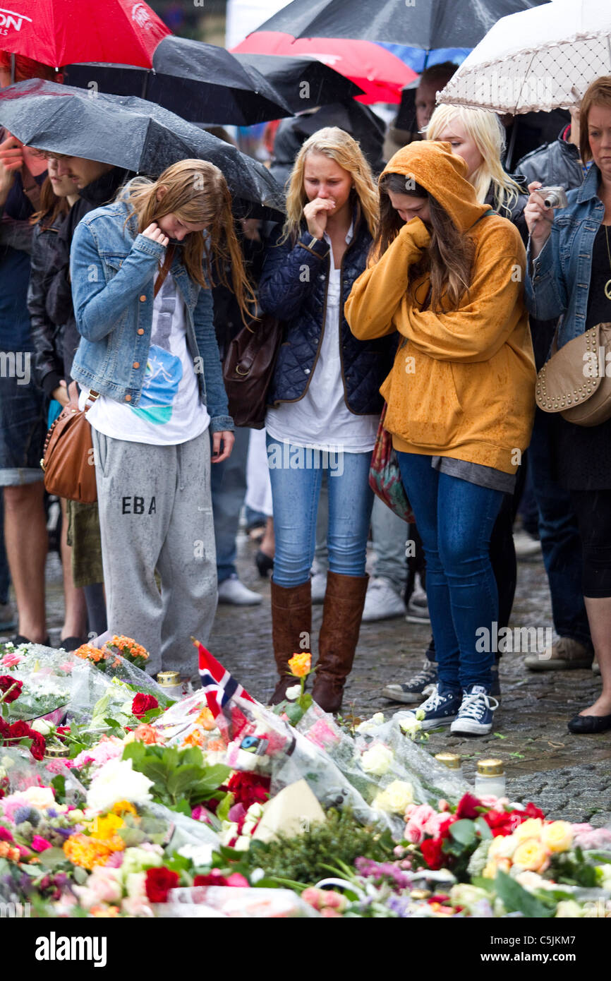 Norwegian People At A Memorial Outside The Oslo Domkirken After The Worst Postwar Terror Attacks In Norway Photo Jeff Gilbert Stock Photo Alamy