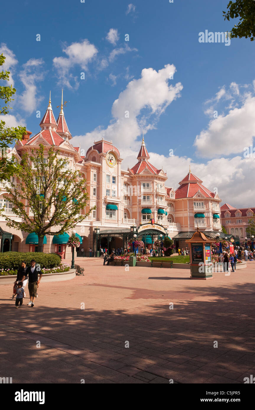 the-disneyland-hotel-at-disneyland-paris-in-france-stock-photo-alamy