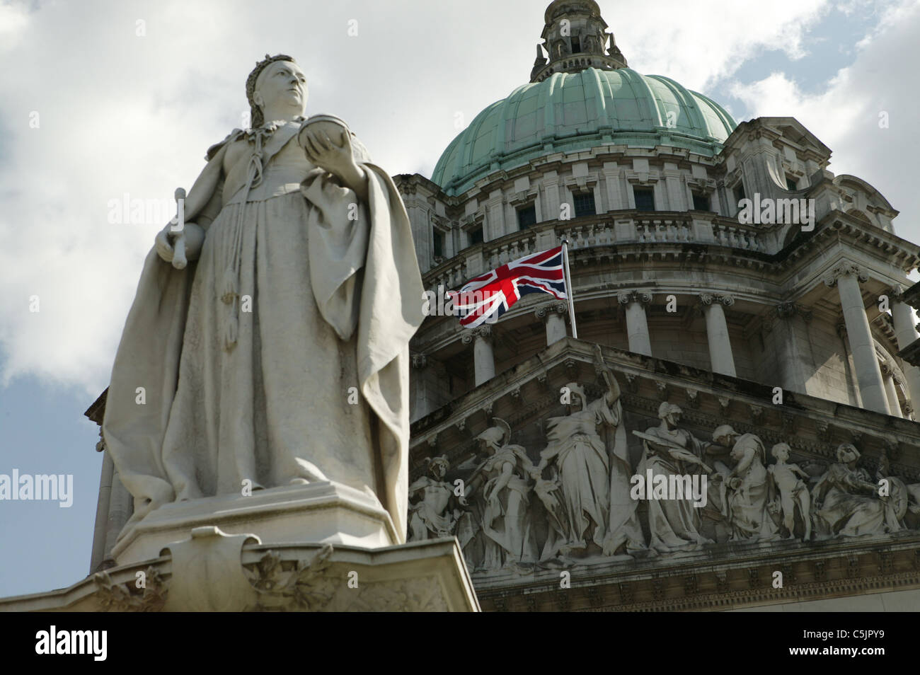 Belfast City Hall, Queen Victoria Statue, Union Jack Flying Stock Photo