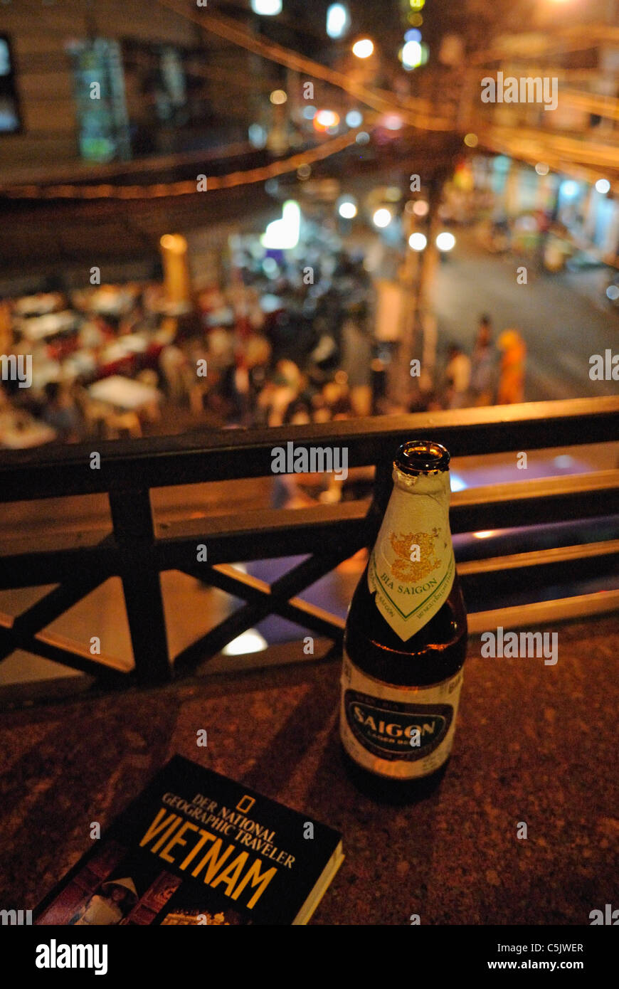 Asia, Vietnam, Ho Chi Minh City (Saigon). Drinking a bottle of Saigon beer 'Bia Saigon' in the backpackers area around Pham Ngu Stock Photo