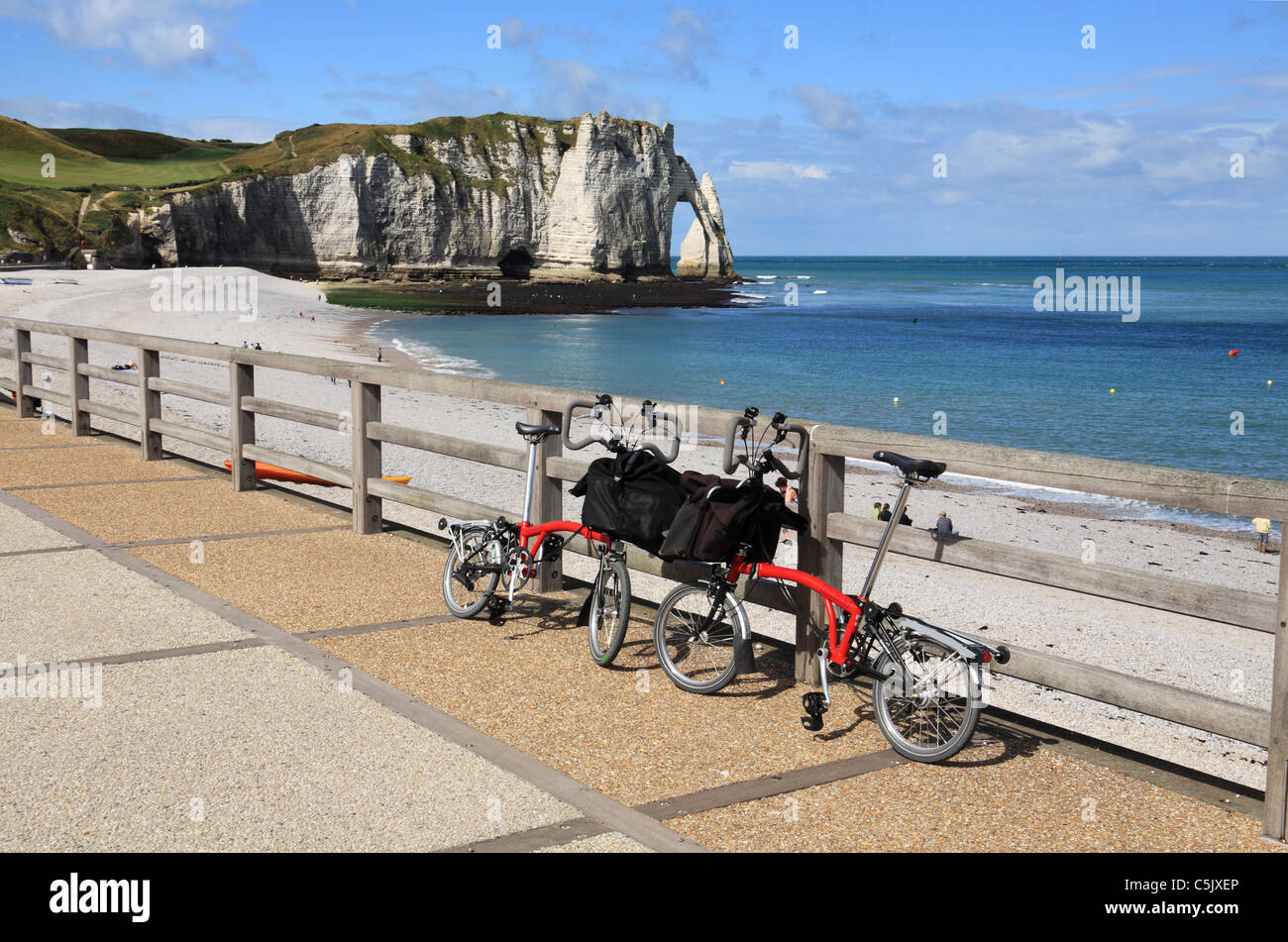 Two Brompton folding bikes with the Falaise d'Aval in the background.  Etretat, Normandy, France Stock Photo