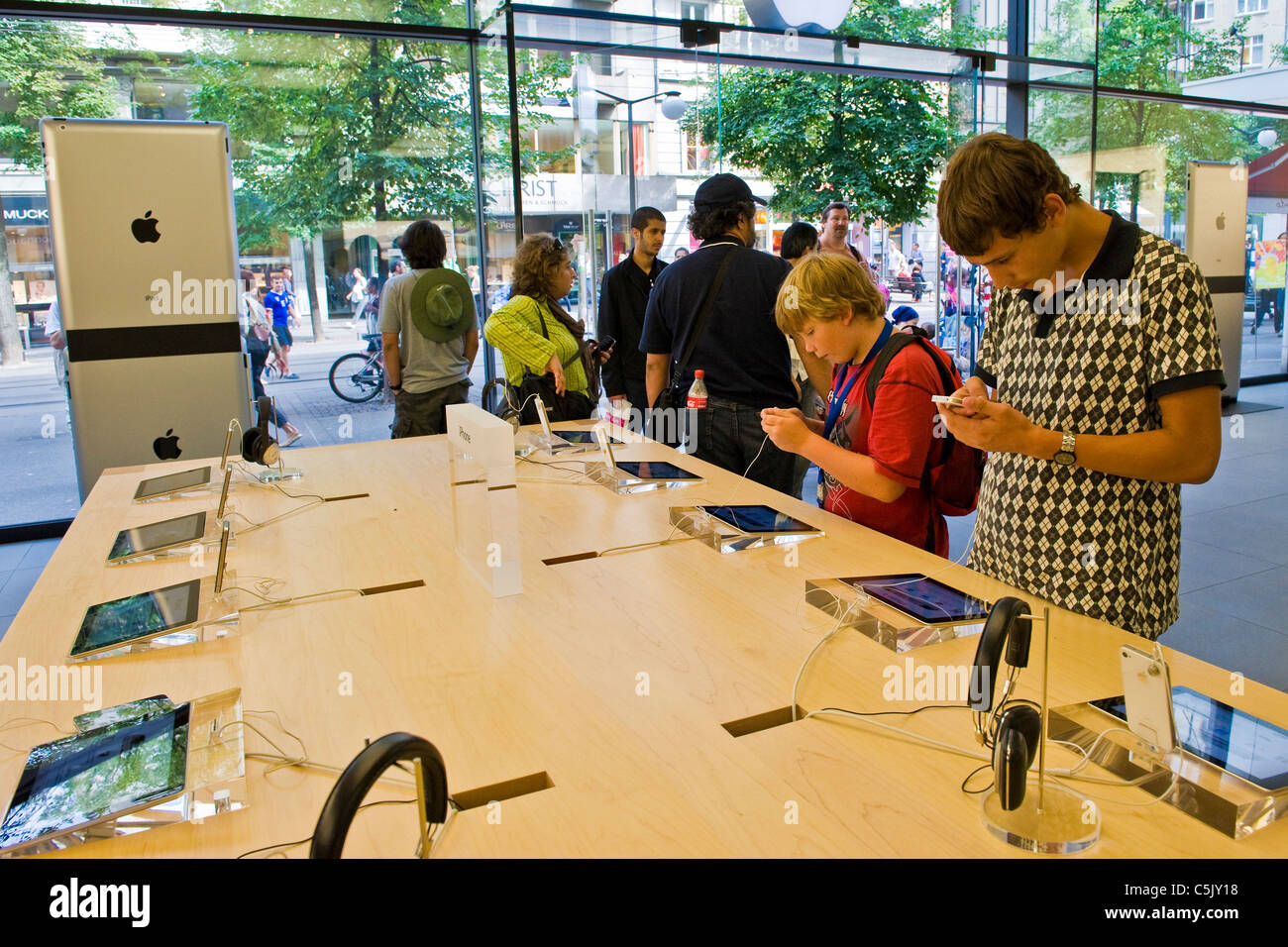 Apple store, Zurich, Switzerland Stock Photo Alamy