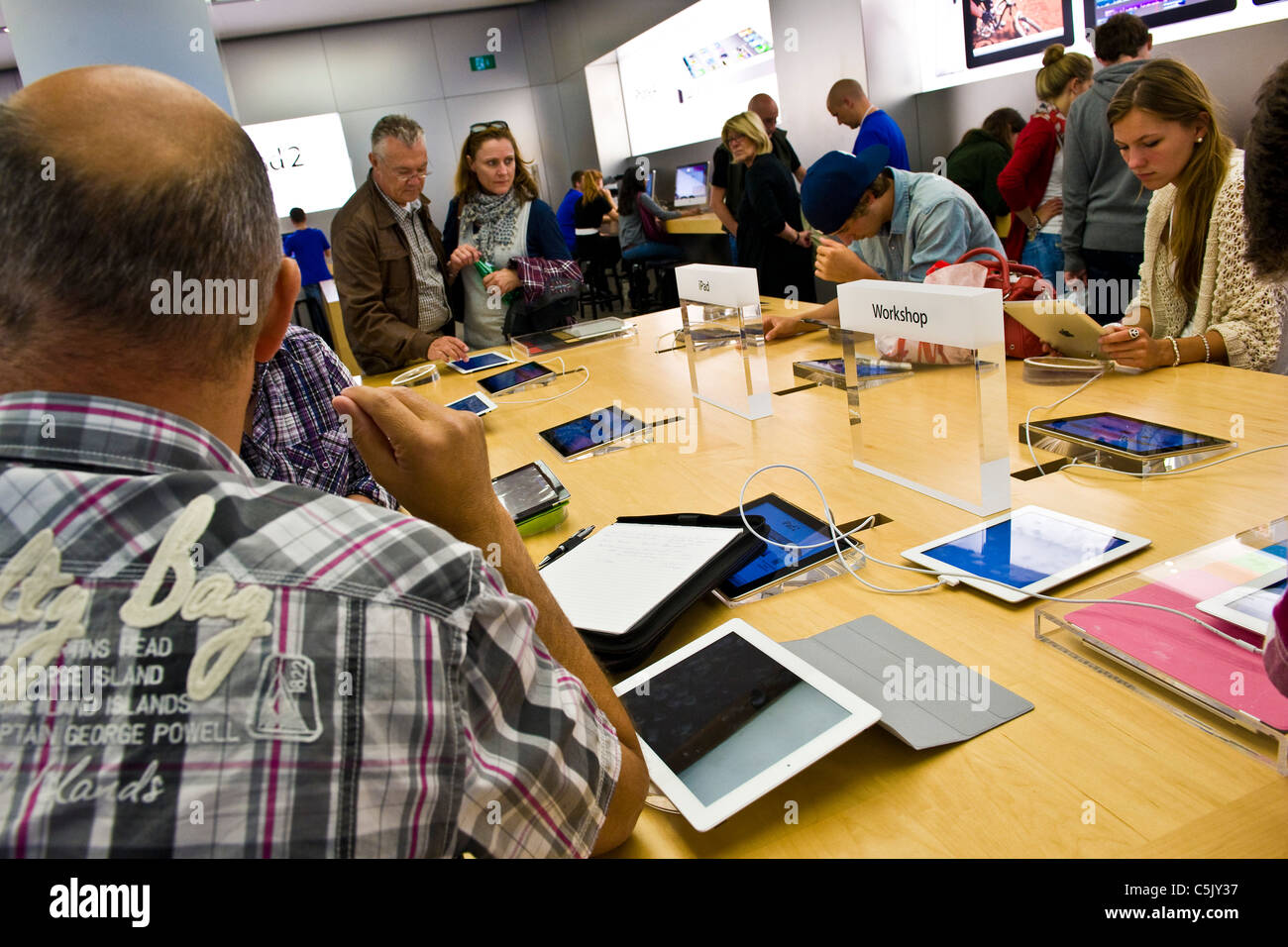 Apple store, Zurich, Switzerland Stock Photo Alamy