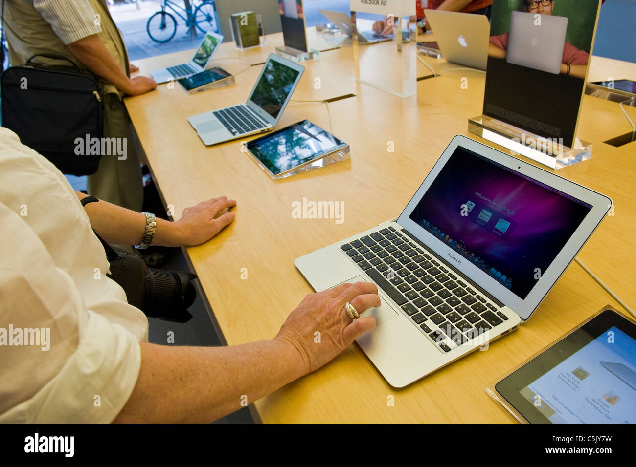 Apple store, Zurich, Switzerland Stock Photo - Alamy