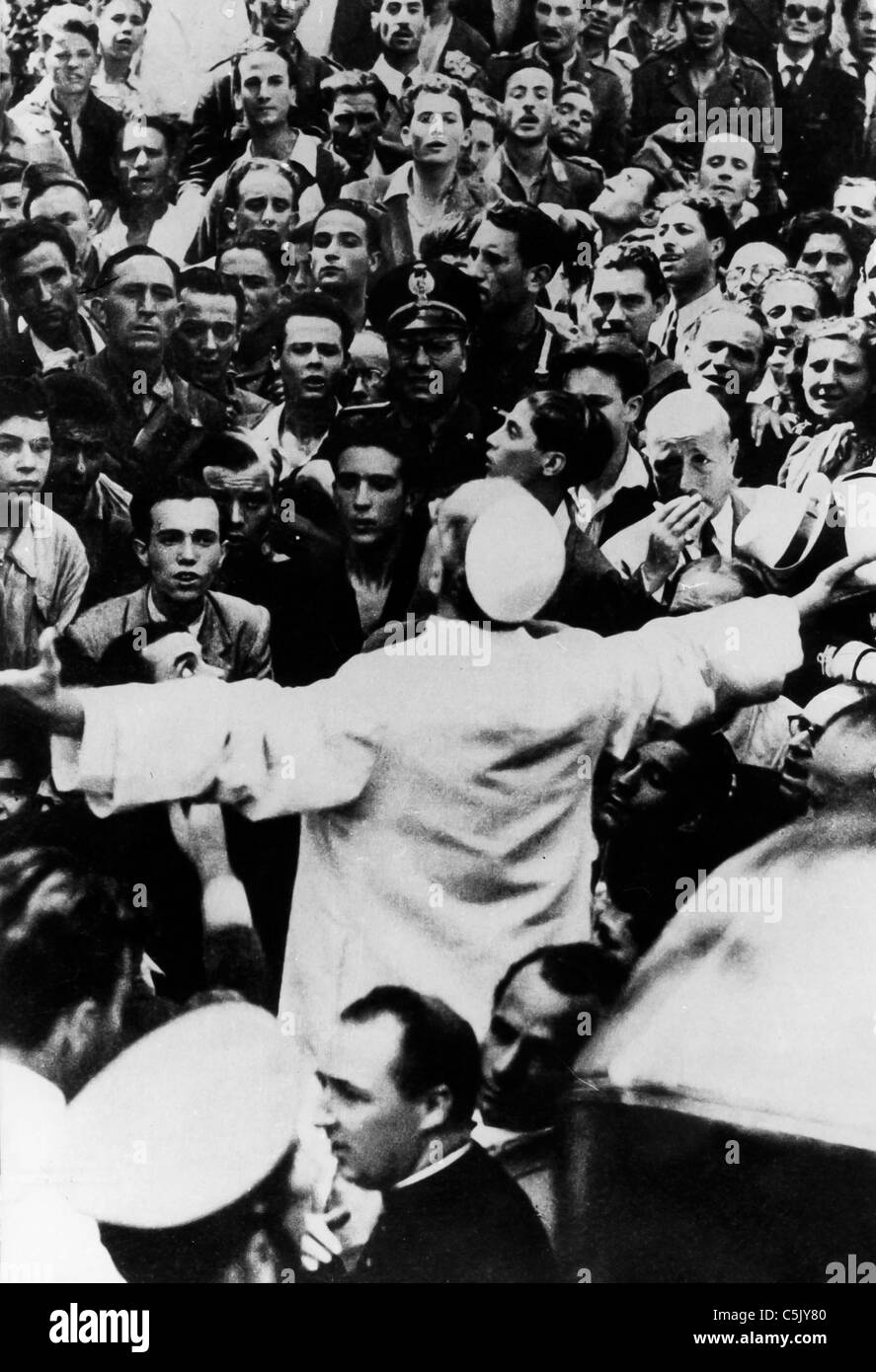 Pius Xii Rome Pope Pius XII among the faithful,Rome,1956 Stock Photo - Alamy