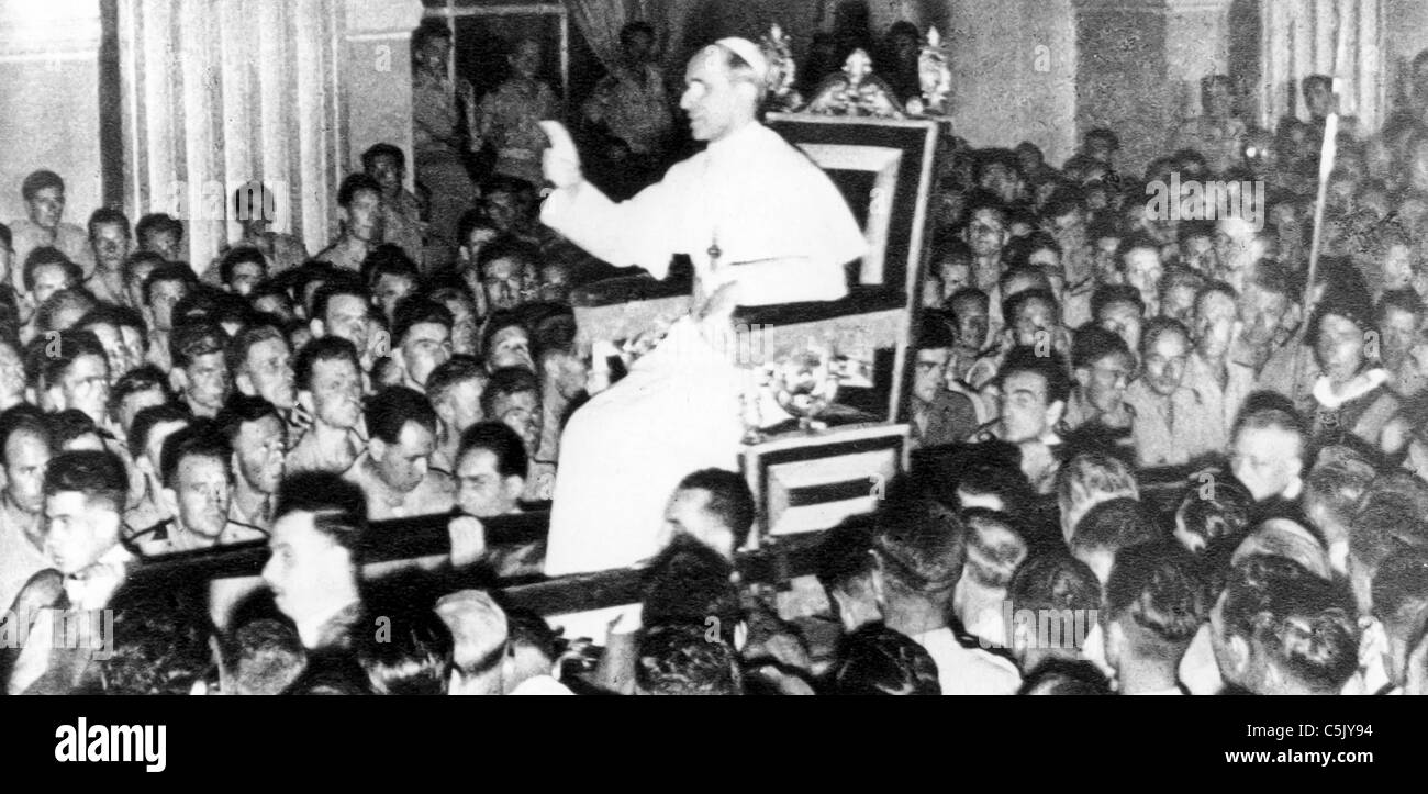 Pope Pius XII during the audience with the allied military, World War II, Rome, 1944 Stock Photo