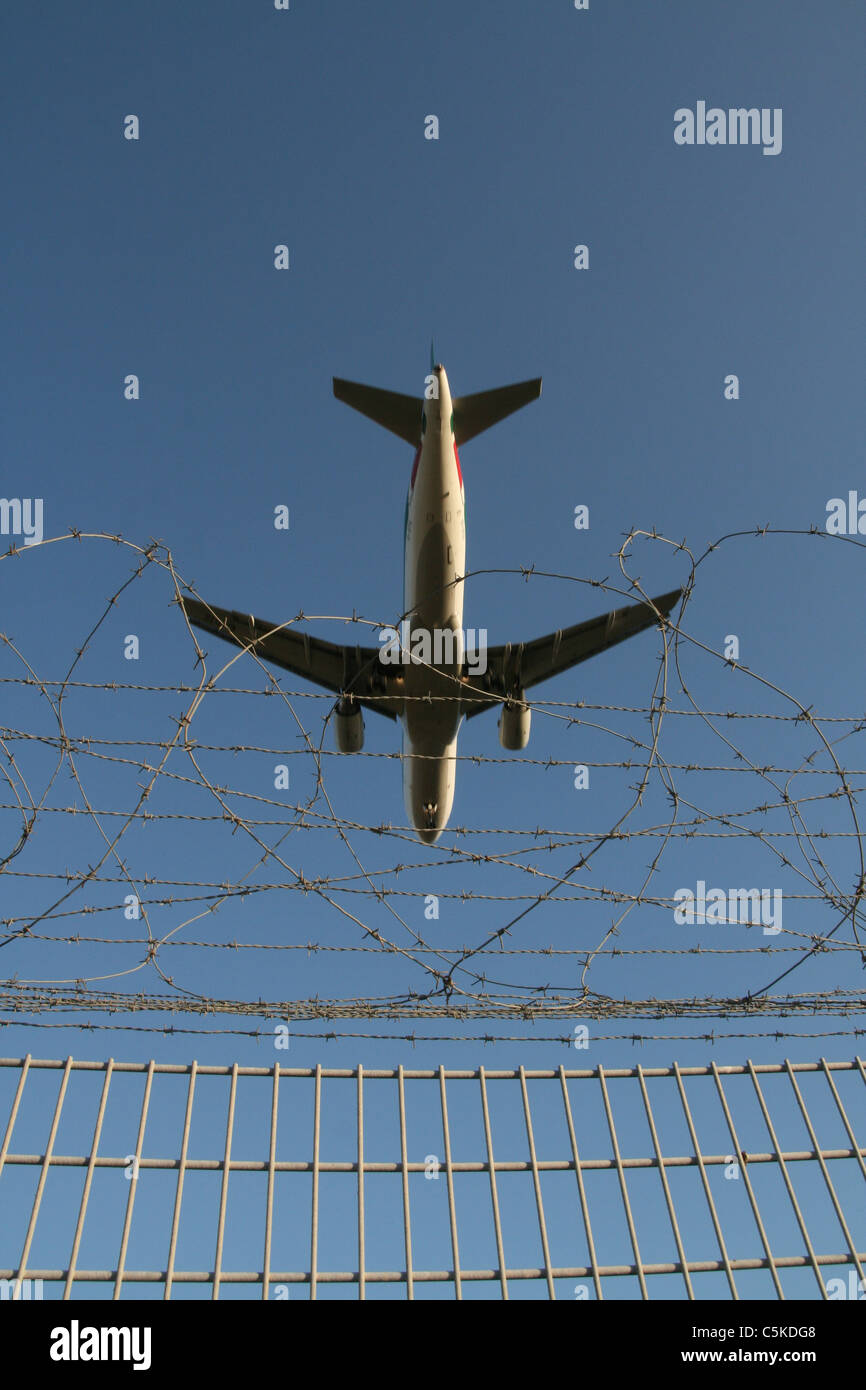 low flying plane landing at airport Stock Photo - Alamy