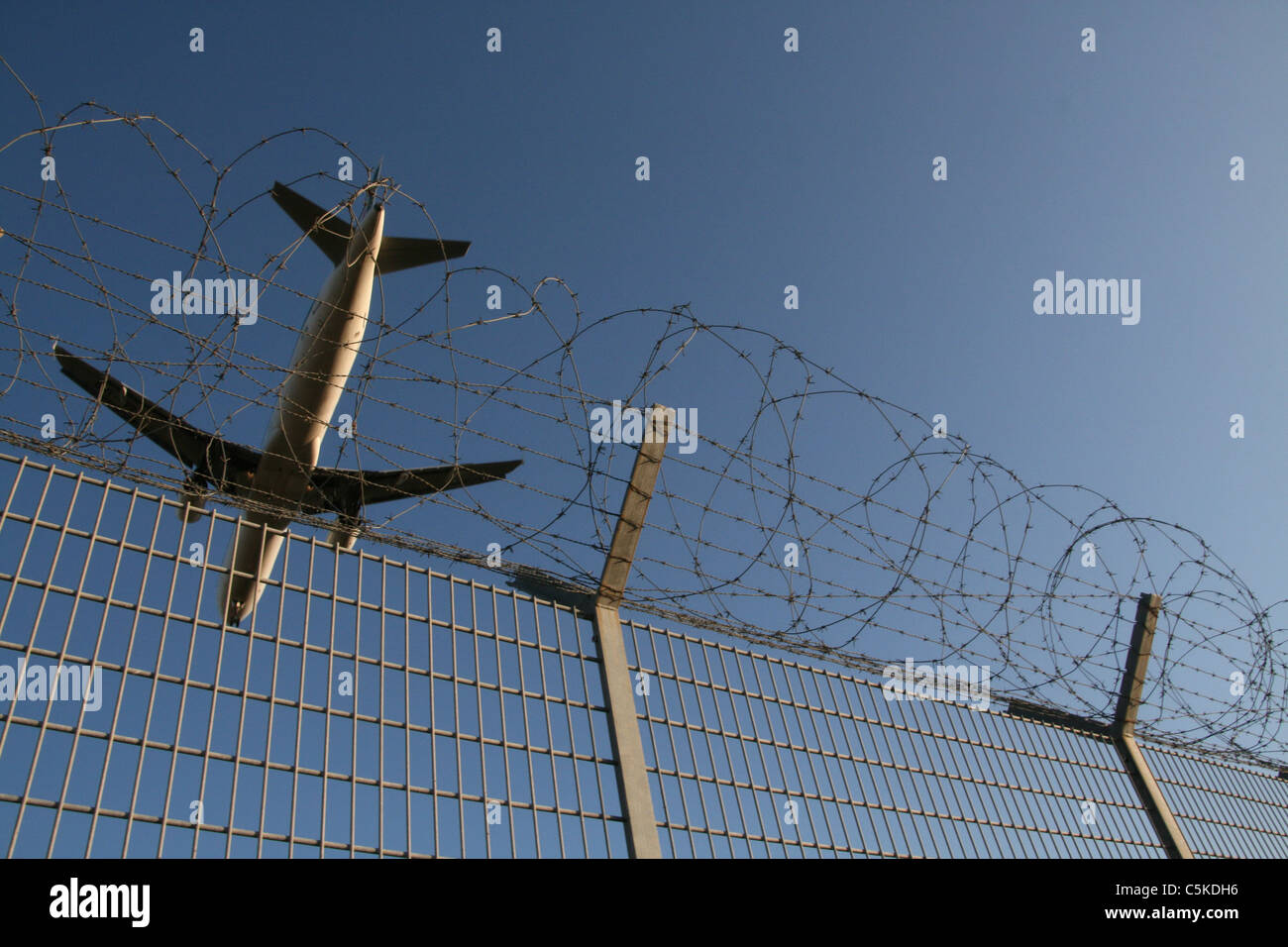 low flying plane landing at airport Stock Photo - Alamy