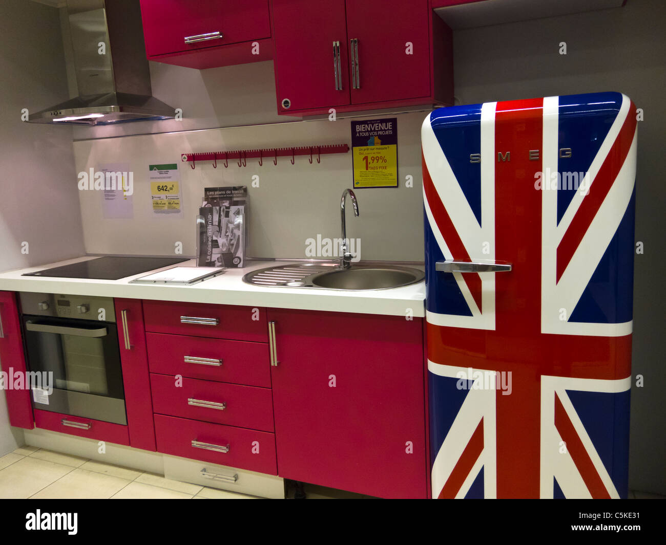 Purple kitchen cabinets hi-res stock photography and images - Alamy