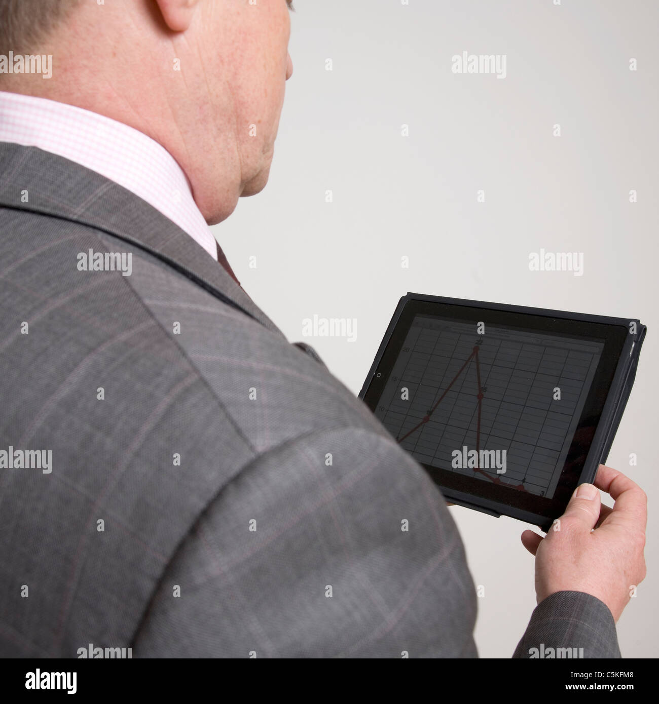 uomo di 60 anni a casa connesso a un tablet digitale Foto stock - Alamy