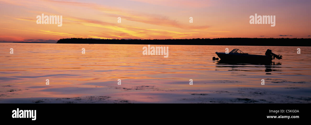 Boat tied up on lake hi-res stock photography and images - Alamy