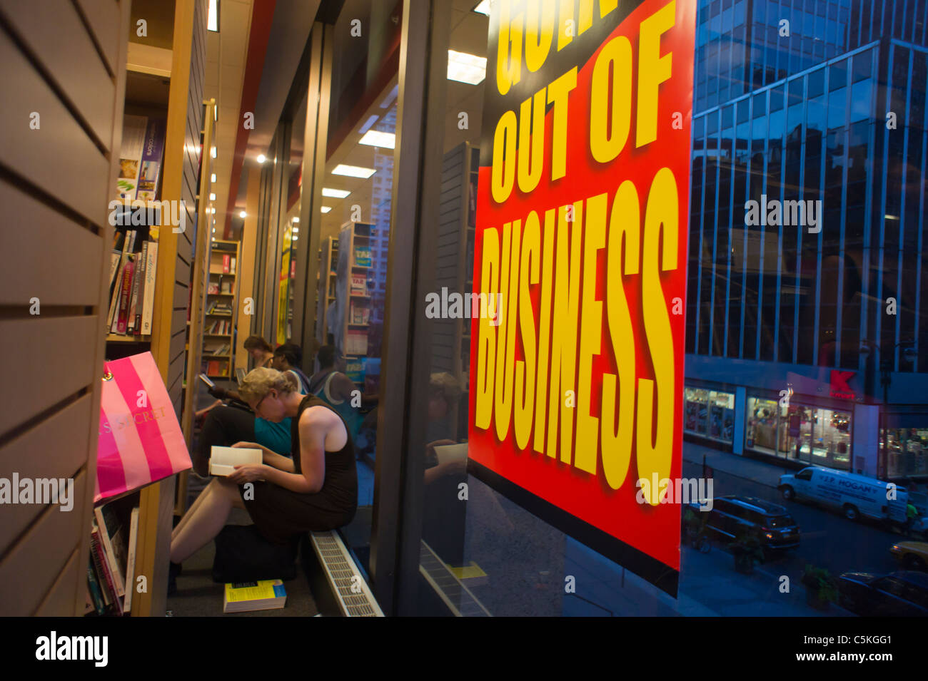 The Borders bookstore at Penn Plaza in New York Stock Photo - Alamy