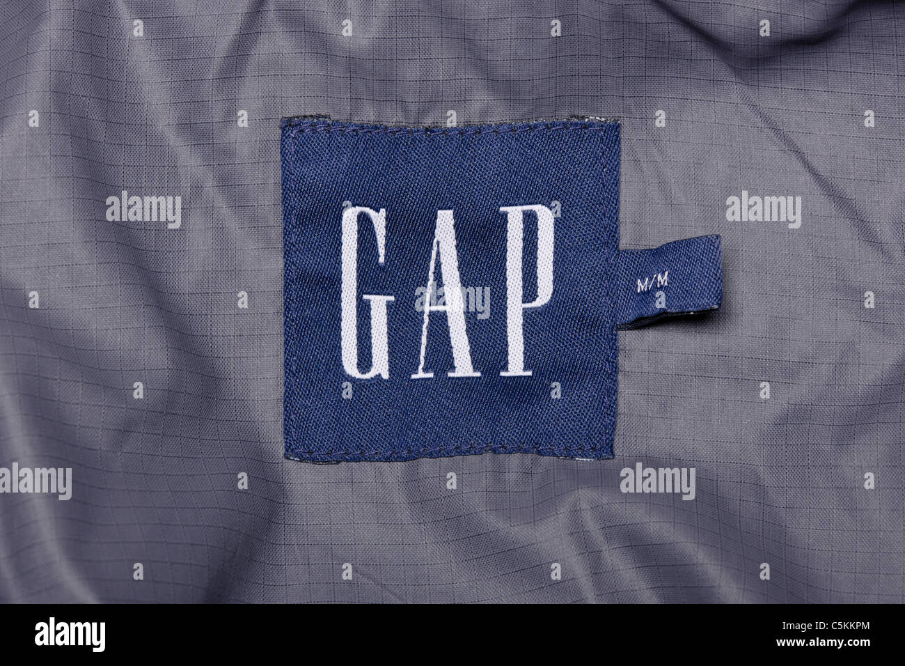 Gap anorak overhead cagoule men's rain jacket. Jacket with hood in black and grey nylon. Gap logo detail Stock Photo