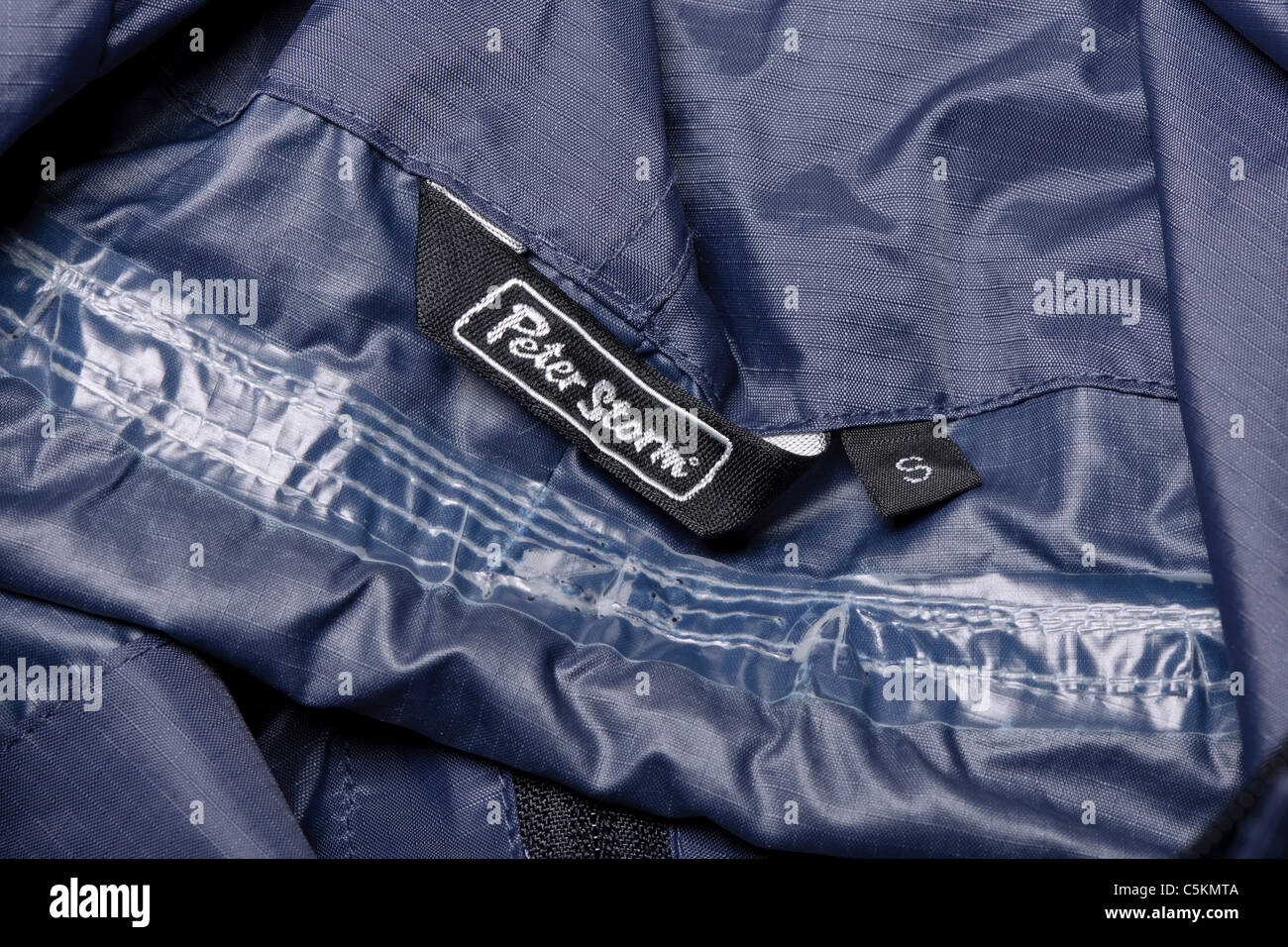Peter Storm overhead men's cagoule waterproof jacket in dark blue. Stormtech range. Interior hood label detail. Stock Photo