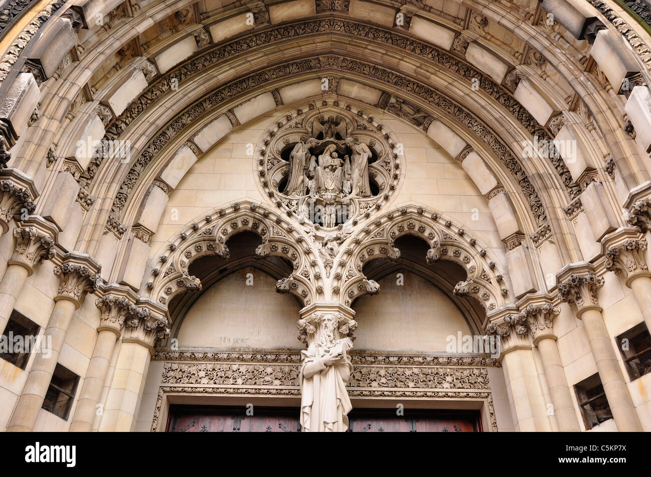 The entrance, Sculptures, Frieze and statues of Cathedral of Saint John
