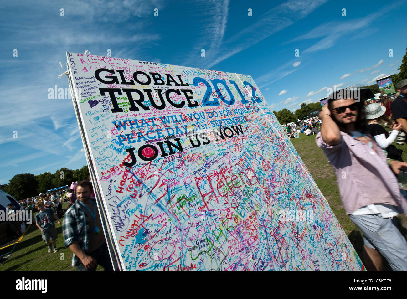 Peace one Day gains signatures for a Global Truce on world peace day. Ben and Jerry's Sundae festival on Clapham Common Stock Photo