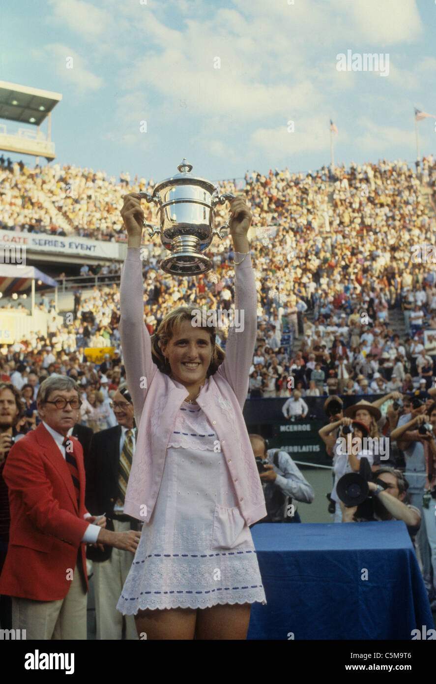 Tracy Austin (USA) holding her winner's trophy at the 1979 US Open Tennis Championships Stock Photo