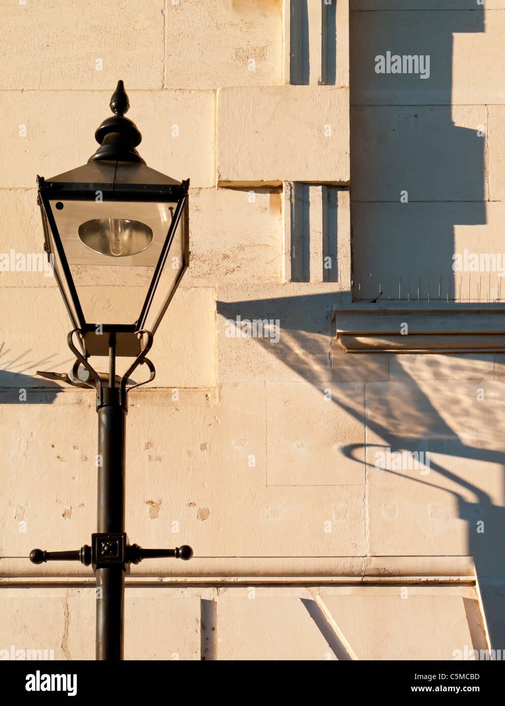 Traditional street lighting hi-res stock photography and images - Alamy