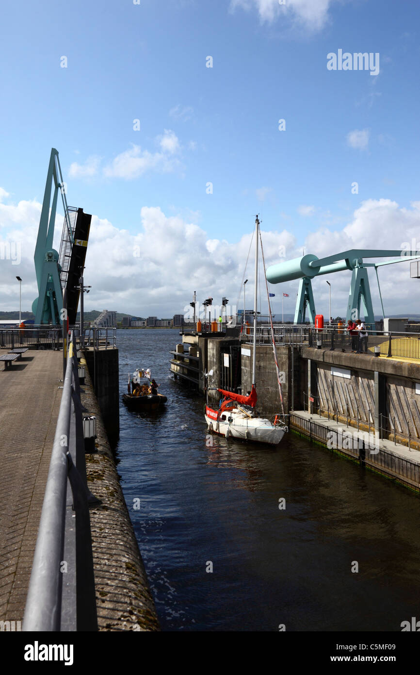 Bascule bridge open to let boats pass into lock, Cardiff Bay Barrage ...