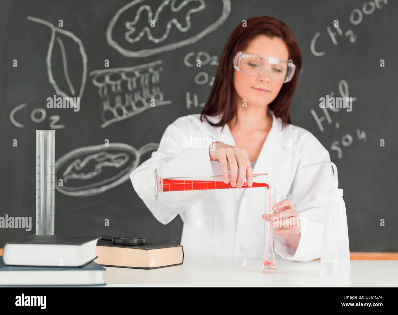 умный ученик. изучение химии. молодой учитель химии. учитель химии. учитель химии.