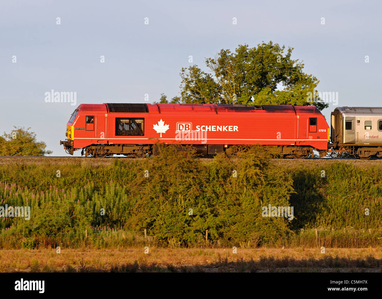 DB Schenker class 67 diesel locomotive pulling Chiltern Railways train Stock Photo