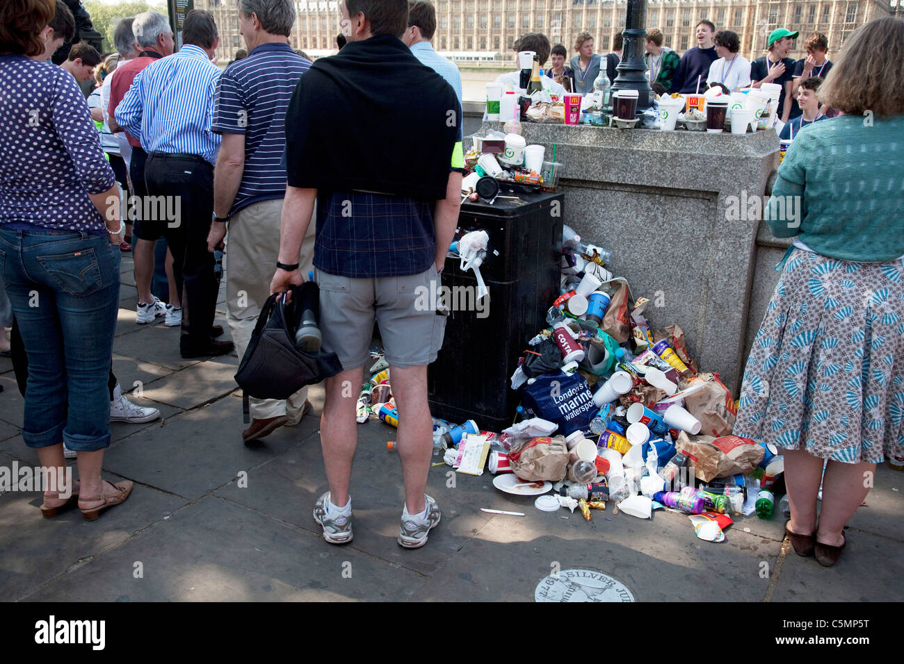Litter london hi-res stock photography and images - Alamy