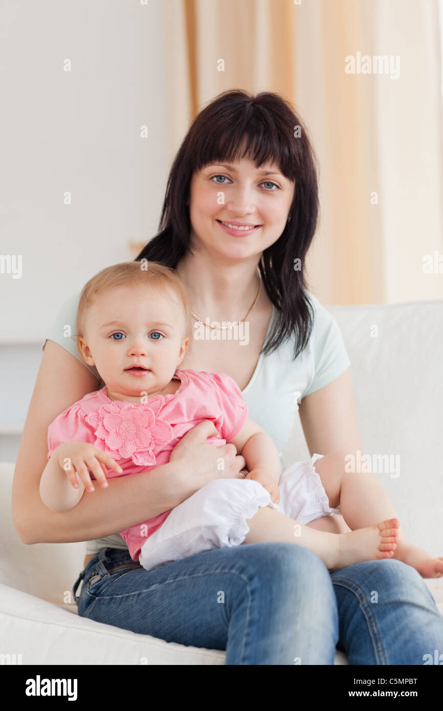 Мамы в 39 лет. Женщина с ребенком сидит. Женщина с ребенком на руках. Маме 39. Образ сидящей женщины и держащего малыша.