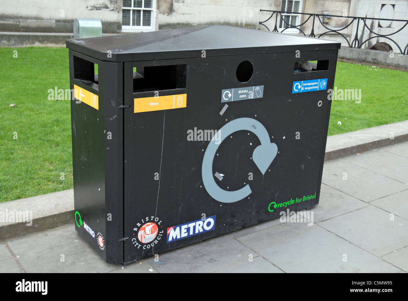 A public rubbish bin for litter and the recycling of aluminum drink