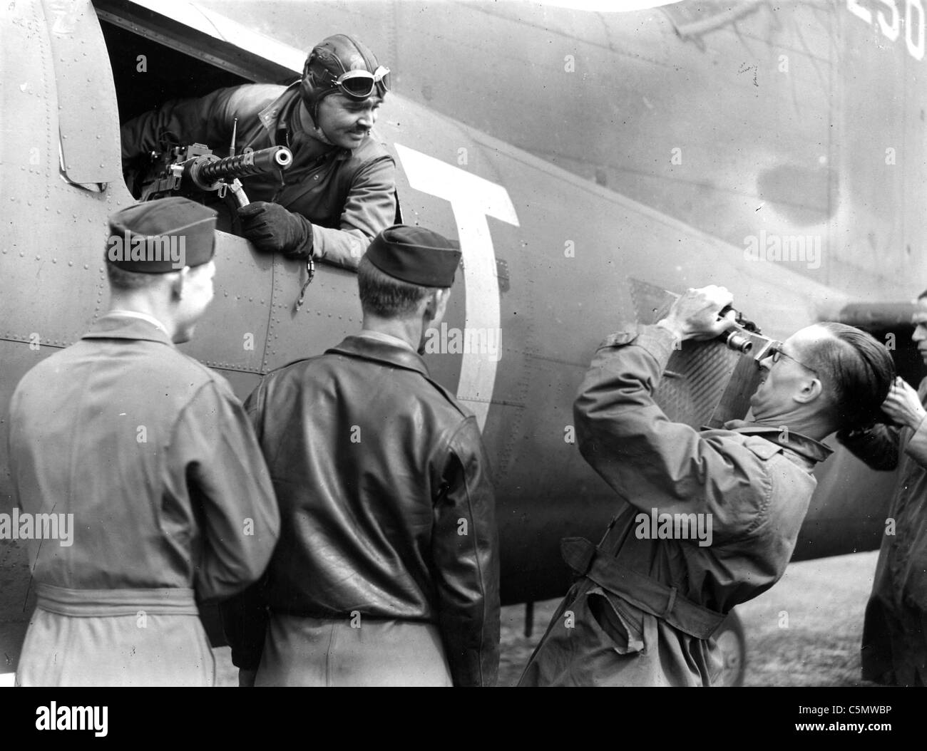 CLARK GABLE (1901-1960) US film actor at RAF Polebrook, England, in 1943 as an observer-air gunner with USAAF 351st Bomb Group Stock Photo