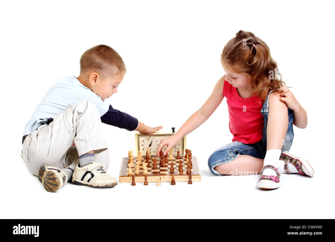 какие игры играют девочки и мальчики. настольные игры. дети играют. играющие дети. дети собирают пазлы.