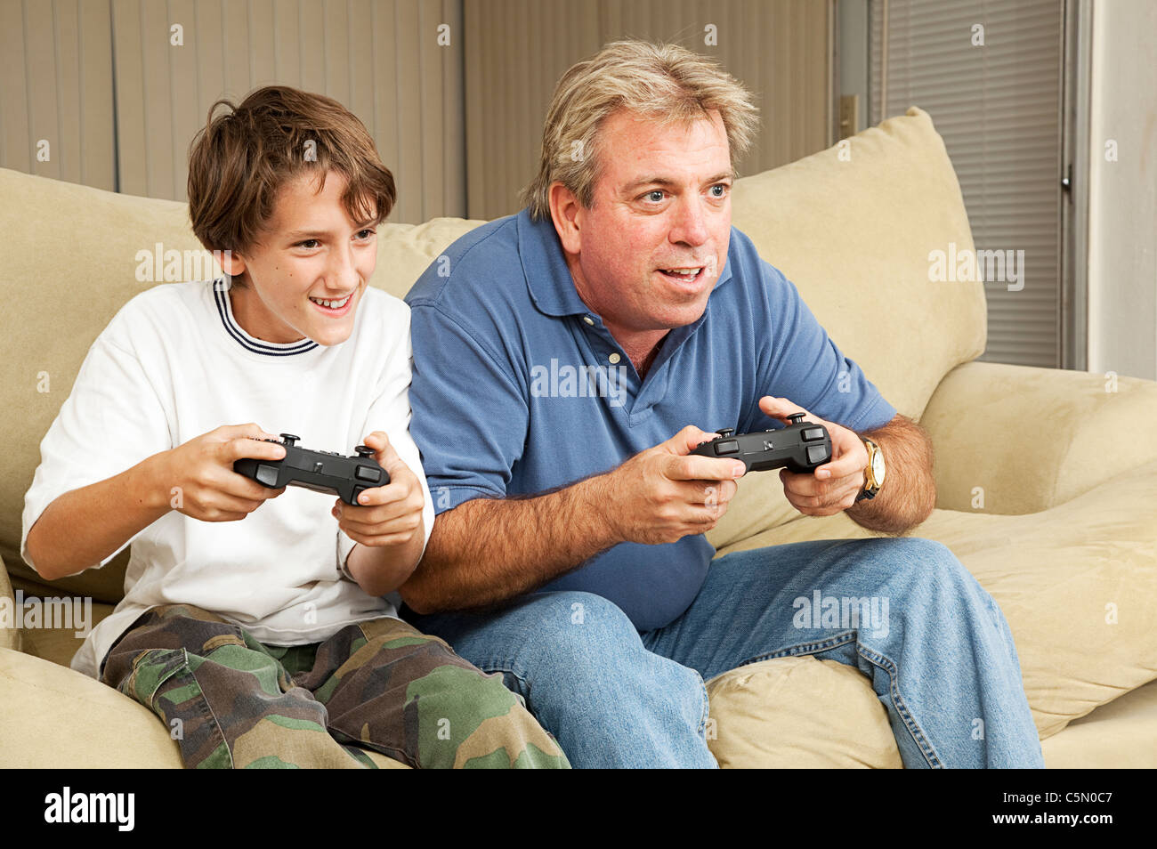 Friend father. Папа с сыном играют в компьютер. Папа и подросток игры фото. Мужчина сын игры. Сын играет в компьютерные игры.