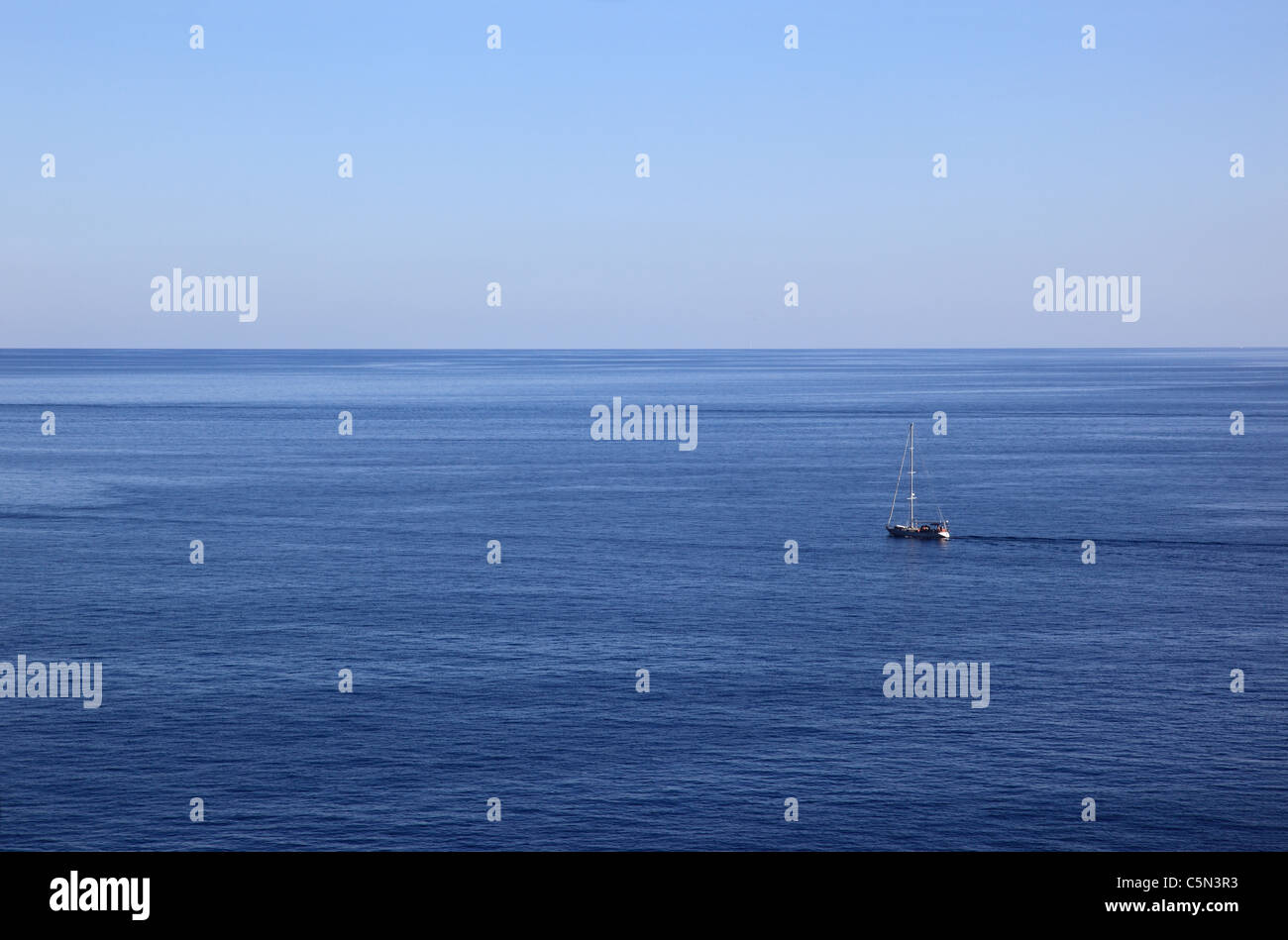 Boat calm sea horizon hi-res stock photography and images - Alamy