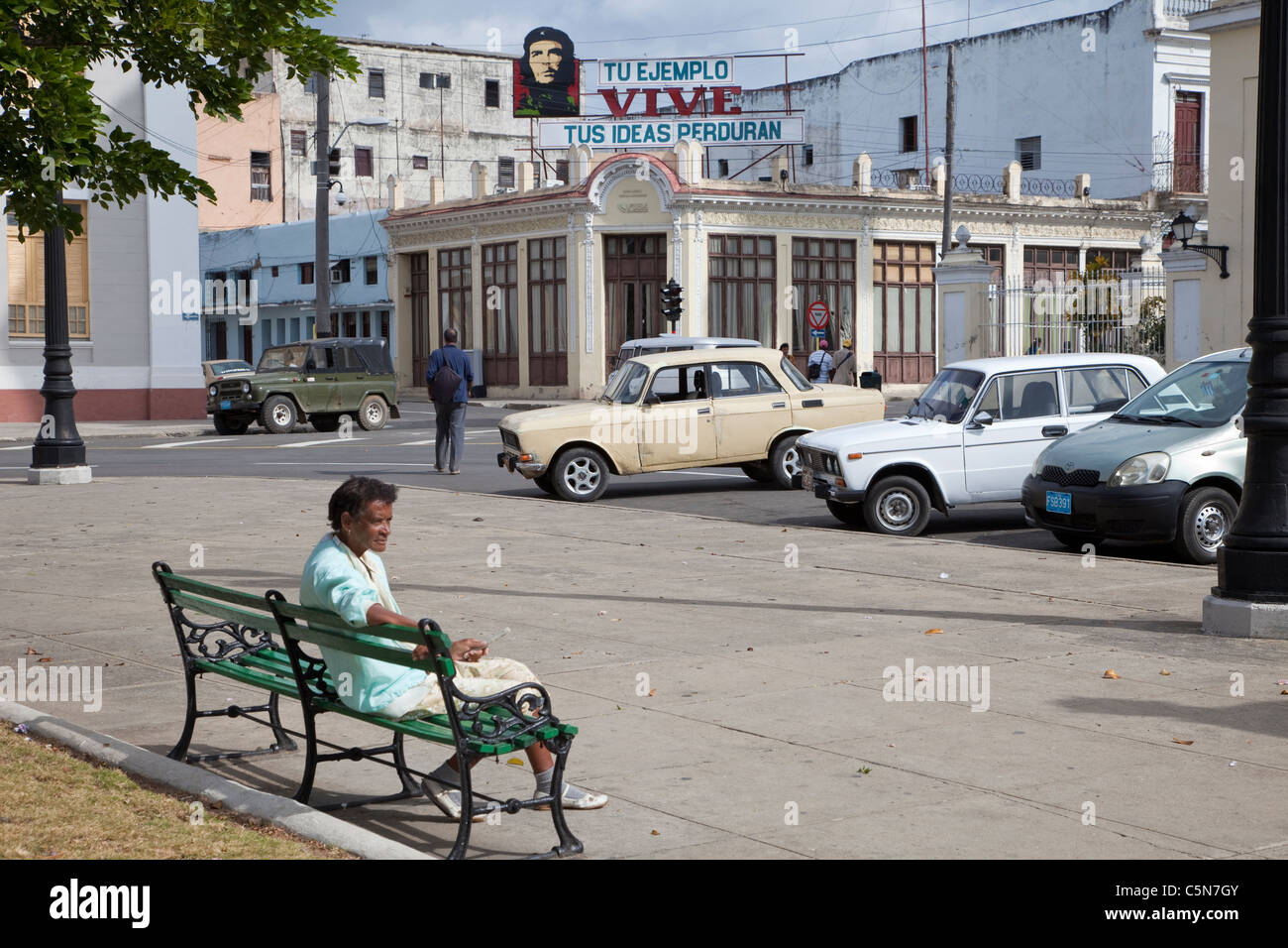 Cuba, Cienfuegos. Street Scene adjacent to Parque Marti. Billboard to Che Guevara. 'Your example lives; your ideas will endure.' Stock Photo