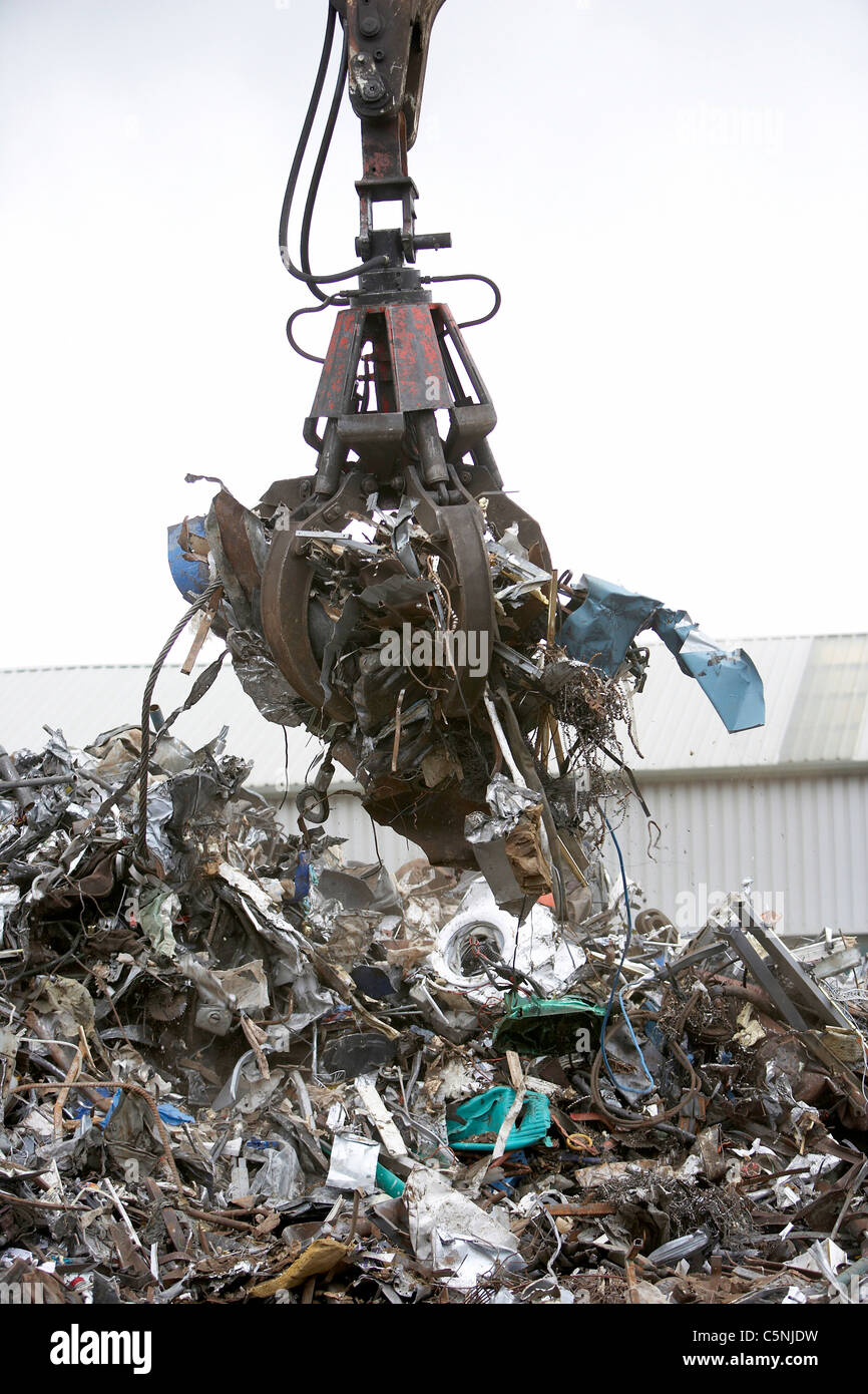Crane lifting scrap metal hi-res stock photography and images - Alamy