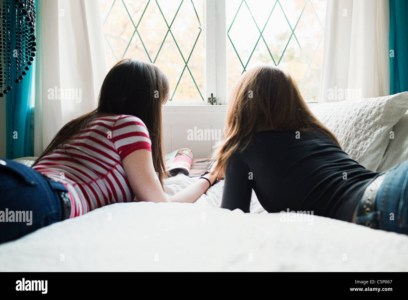 две девушки лежат в постели. обнимашки в кровати. фотосессия в постели. лежат в грязной постели. девушка постель удовольствие.